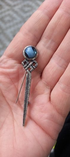 Vintage jewelry is sold individually for 5 to 10 euros