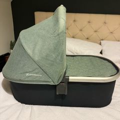 Uppababy Vista Bassinet w/ Rain Cover