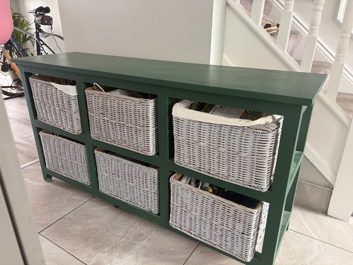 Storage unit with baskets