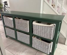 Storage unit with baskets