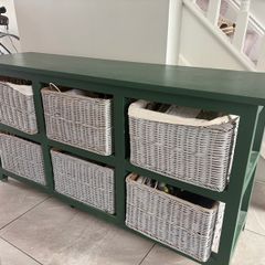 Storage unit with baskets