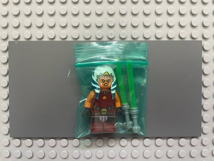 lego Star Wars sw1396 Ahsoka Tano (Padawan) minifigure - Dark Red Backless Vest with Necklace and Belt, Medium Legs