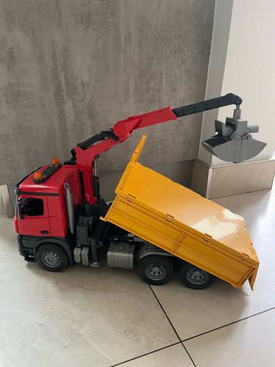 BRUDER grab truck with crane