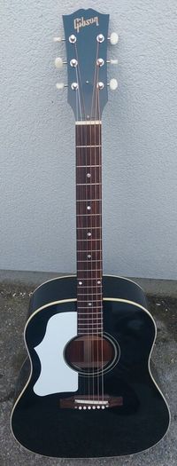 Gibson 1960's J45 Acoustic Guitar with Original Case. LEFT HANDED. AS NEW!
