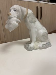 Vintage porcelain hunting dog figurine with a bird in its mouth, made by D'Art SA in Spain