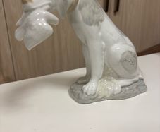 Vintage porcelain hunting dog figurine with a bird in its mouth, made by D'Art SA in Spain