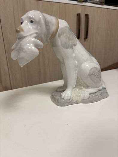 Vintage porcelain hunting dog figurine with a bird in its mouth, made by D'Art SA in Spain