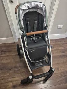 Uppababy vista including rain cover and bassinet.