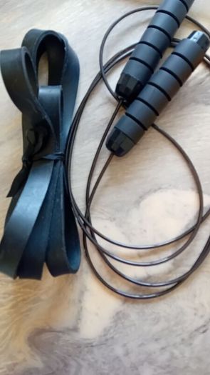 Fitness skipping rope and 2 resistance bands.