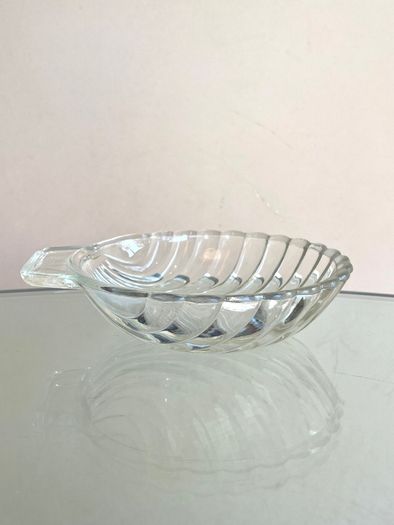 Set of 4 Vintage Pyrex Glass Shell Dishes Plates Bowls