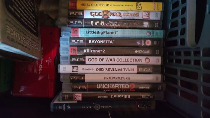PS3 slim (Japanese model : CECH-2000A) + 12 games