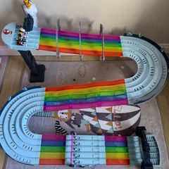 Hot Wheels Mario Kart Rainbow Road Raceway Set