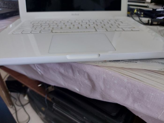 Vintage Apple MacBOOK, account password locked, in excellent cosmetic condition, excellent Battery