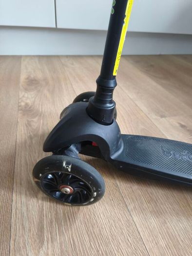 Kids 3 wheels scooter with helmet