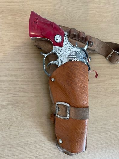 Vintage Lonestar cap guns with caps, leather  holsters with belt with cowboy hat c1960/70s