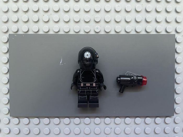 lego Star Wars sw0520 Imperial Gunner minifigure- Helmet with Silver Imperial Logo, Light Nougat Head, Open Mouth