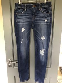American Eagle Outfitters ladies/girls ripped jeans size 4