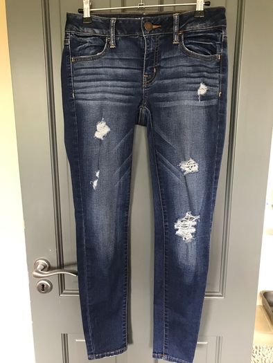 American Eagle Outfitters ladies/girls ripped jeans size 4