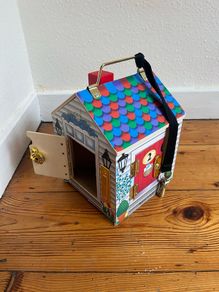 Melissa & Doug doorbell house (with dolls)