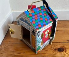 Melissa & Doug doorbell house (with dolls)