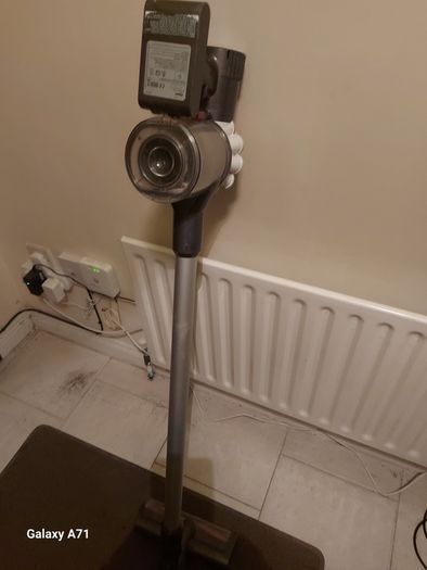 Dyson V6 Vacuum Cleaner, White, Battery not holding Charge, needs new Battery, for parts or repair