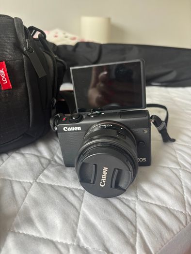Canon Eos M100, bag and tripod