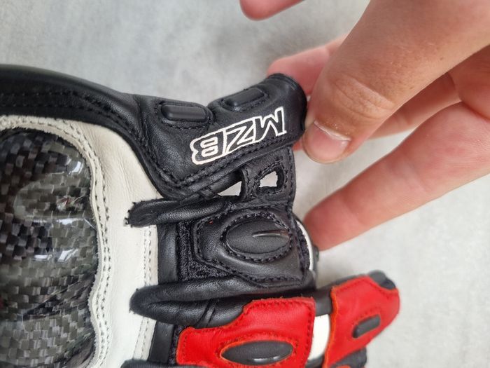 Motorcycle gloves