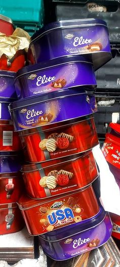 16 empty biscuit tins job lot ,starter collectors collection, buyer collects , sold as seen, see pictures, all empty,nice for shop ,pub, restaurant advertising display items etc.,3 euros each or jot lot ,their empty tins ,used.