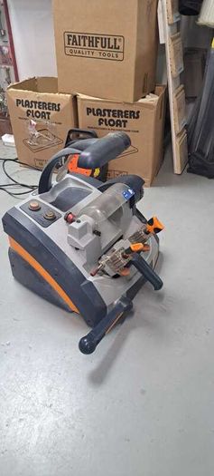 Quattro key cutting machine