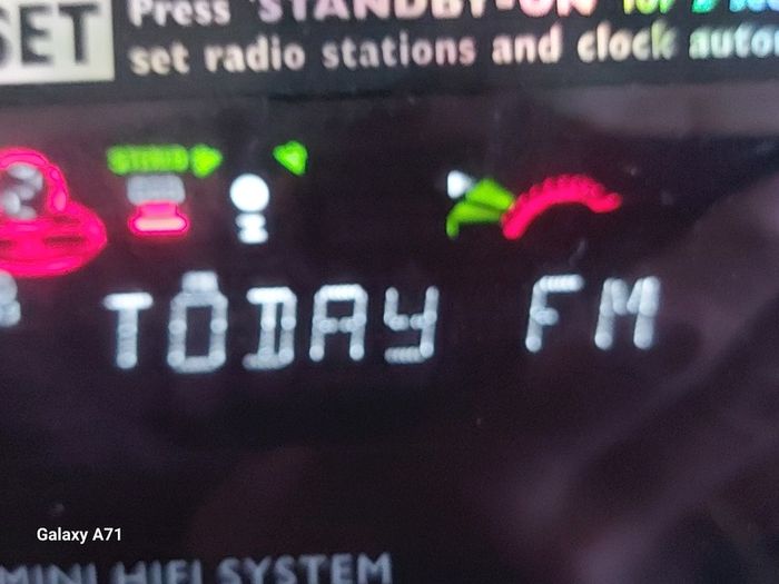 Philips Mini HIFI Systejm, Model FW530C, Radio, 3 CD changer and Dual Tape, in excellent cosmetic condition