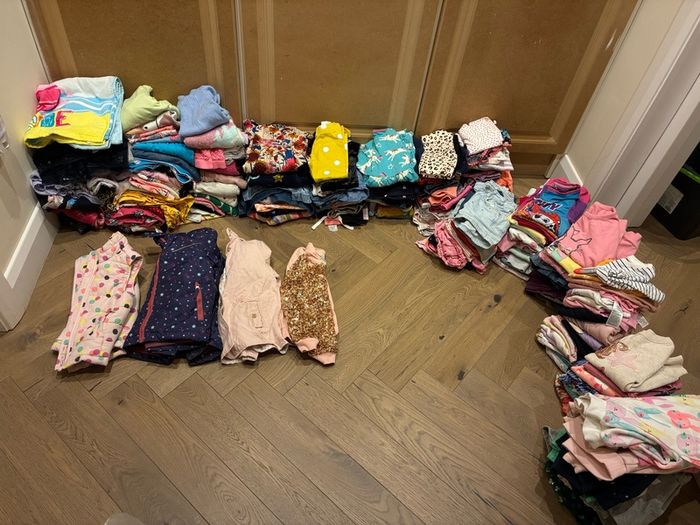 Girls bundle (250 items)