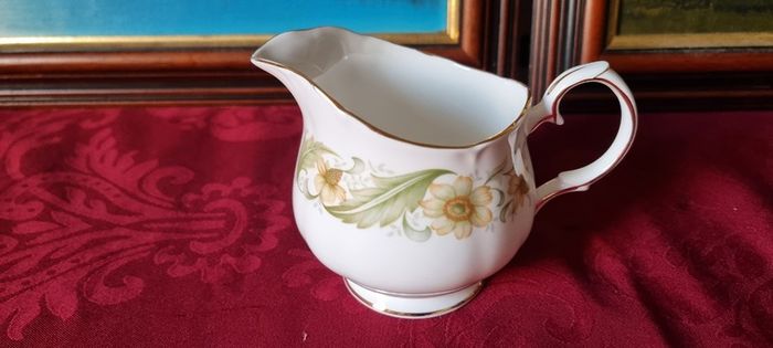 20 Piece Duchess Greensleeves Pattern Bone China Gold Gilt Tea Set For 6 Person Setting Made in England