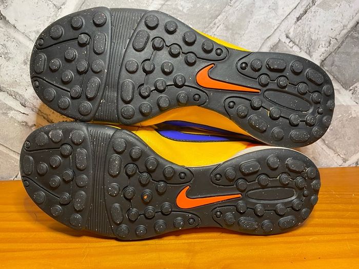 Nike Tiempo Boys Girls Soccer Football Astro Trainers UK4 EUR36.5
