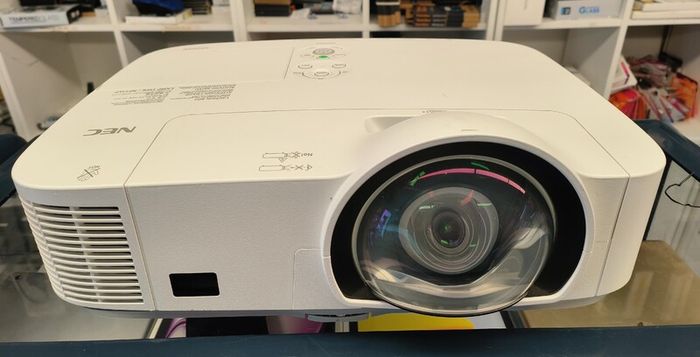 Nec Np-m260xs Short Throw Hdmi Usb Lcd Projector Data/video/hd-ready. (lamp: 2001 Hours)