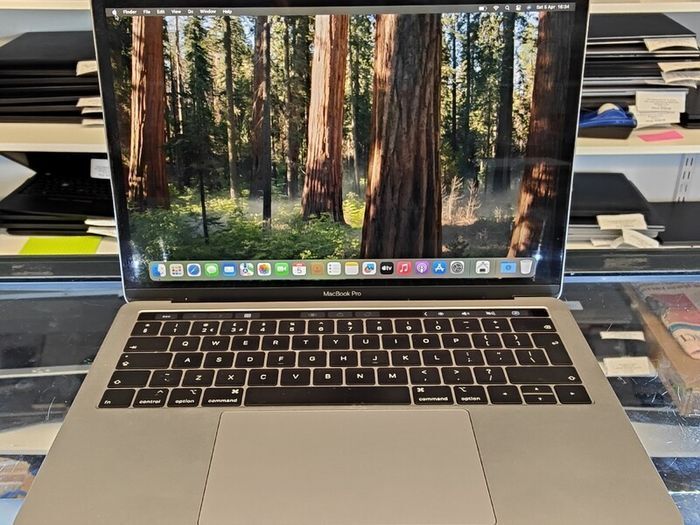 Touch Bar Apple MacBook Pro 13" A2159 2019 i5-8257U 8GB 256GB RETINA 2560 x 1600 (Battery Cycle: 165)