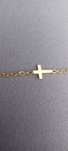 Vintage jewelry is sold individually for 5 to 10 euros