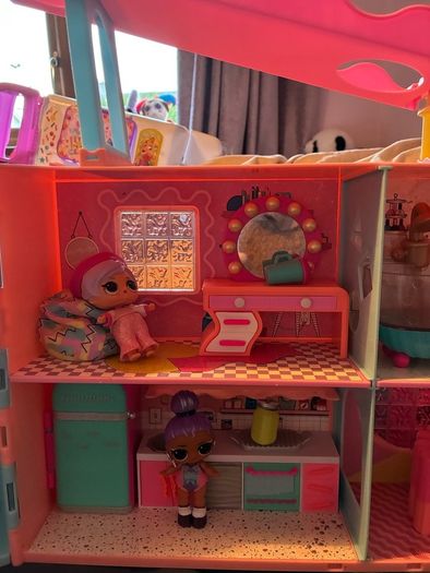 lol house with furniture and 3 dolls