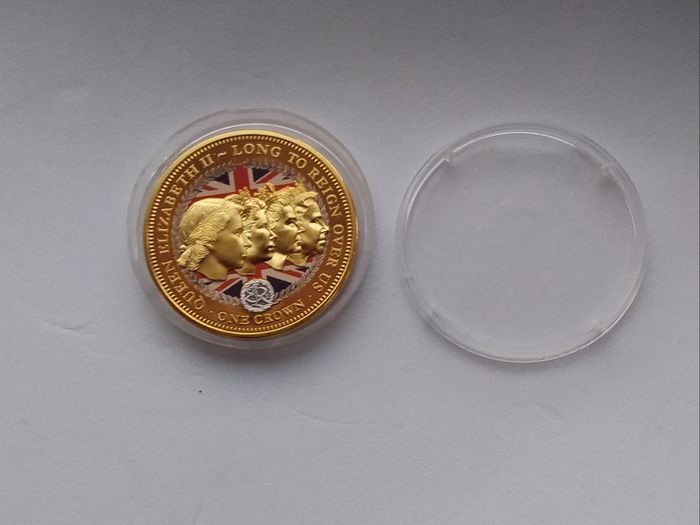 Queen Elizabeth II , " Long To Reign Over Us " 2015 Limited Edition Golden Crown