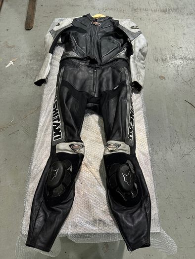 Kushitani two piece leathers size Euro 52