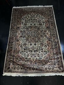 Fine Hand-Knotted Pakistani Wool & Silk Rug (187cm x 124cm) - Fine Medallion