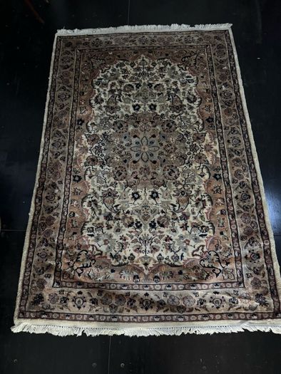 Fine Hand-Knotted Pakistani Wool & Silk Rug (187cm x 124cm) - Fine Medallion