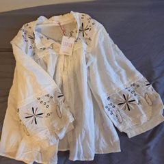 Pearl detail button up