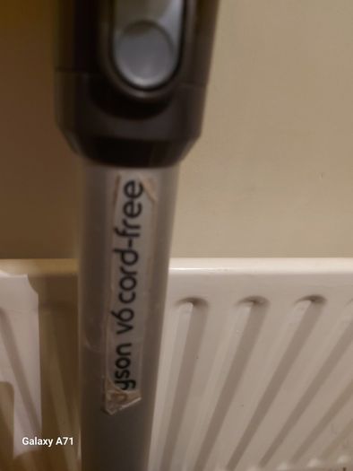 Dyson V6 Vacuum Cleaner, White, Battery not holding Charge, needs new Battery, for parts or repair