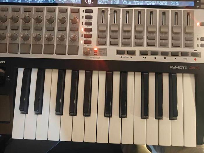 Novation: ReMOTE 25SL MIDI Controller
