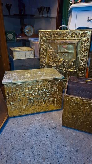 Vintage hammered brass fireside items..