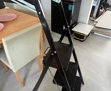 3 tread step ladder with tool tray