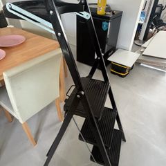 3 tread step ladder with tool tray