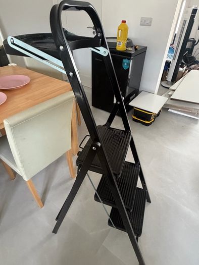 3 tread step ladder with tool tray