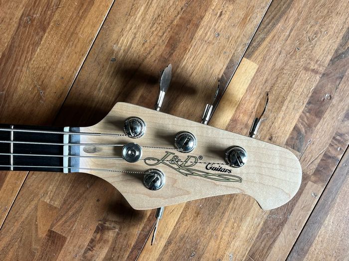J&D Stingray Style bass