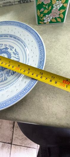 4 different ietms -1- Jingdezhen Porcelain 101/4 -inch Dragon Rice Grain Luncheon Plate - Vintage Blue and White Chinese Design is slieght chip at the edge 15.00 euro.2- Vintage Japanese octagonal porcelain bowl, commonly crafted in the traditional Arita 